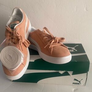 Men’s Size 11 Sueded Pumas